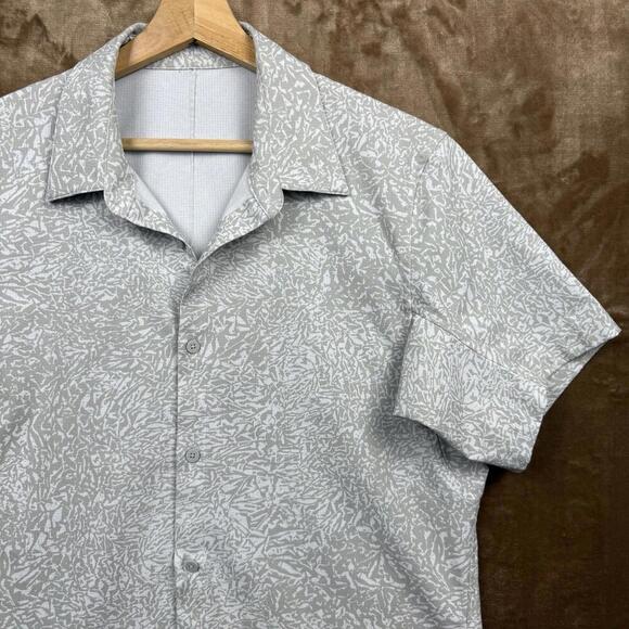 Lululemon Airing Easy Camp Collar Shirt Size S/M Short Sleeve Leopard White Crop - Picture 5 of 8